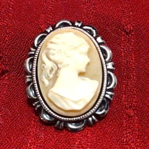 Beautiful vintage silver tan~white cameo brooch